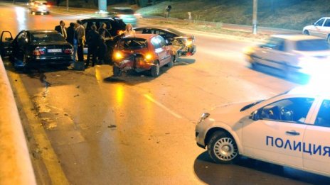 Двама загинали на пътя през денонощието