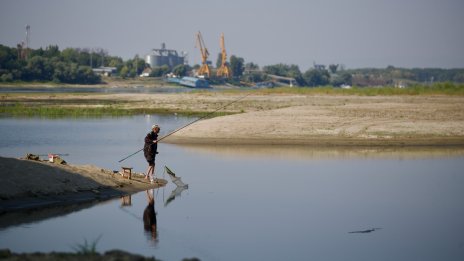 В кадър: Нивото на река Дунав продължава да спада 