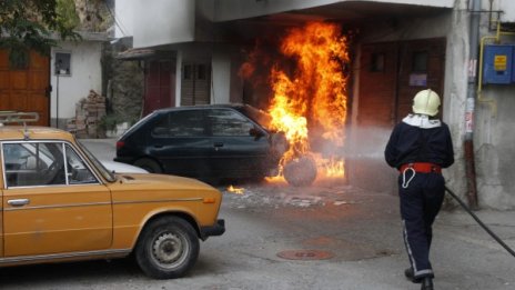Кола потегли сама, удари се в гараж и се самозапали