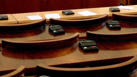 Заклеймяват депутати с обяви във вестници