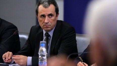 За радост земята не може да се изнесе, успокоява Орешарски