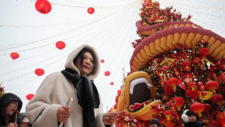 В кадър: Близо 2 млрд. души по света посрещат Годината на Огнения кон