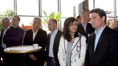 Вкарват ни в бежанска криза, скочиха реформаторите