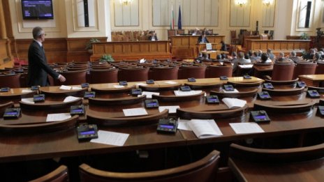 Парламентът наваксва, ще работи извънредно във вторник 