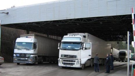 Франция задържа два ТИР-а, свити от "Волво България"”