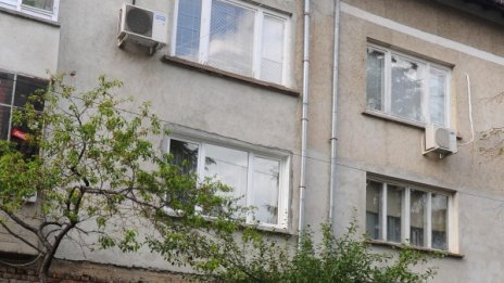 Баща и син направиха скандал на опашка за помощи