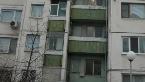 Жена полетя от третия етаж на блок в Бургас
