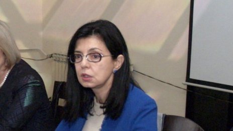 Хвърлят прах в очите на хората с мораториума, смята Кунева