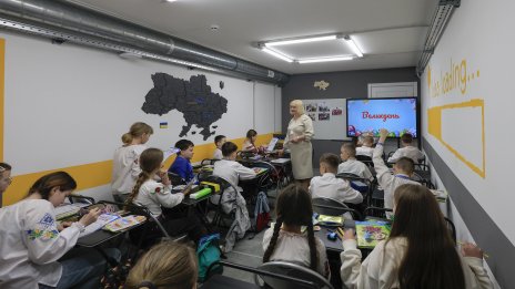 Като безкраен COVID, но с бомби: Заради атаките украинските деца учат онлайн или под земята