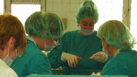 Свършиха лекарите - борба за кадри в болниците