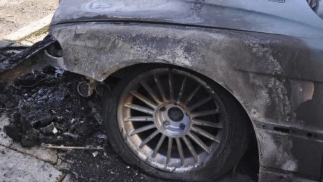 Паркиран автомобил горя през нощта