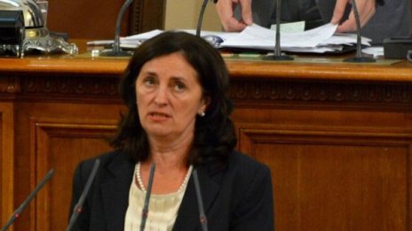 Бобева обеща промени за събирането на приходите 