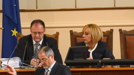 Спорове няма, парламентът работи спокойно 