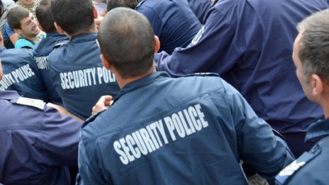 Полицаите ще си получат парите за извънреден труд 