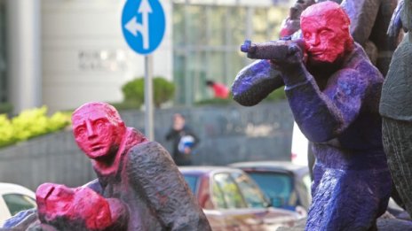 Пуснаха всички арестувани за акцията с паметника пред БСП