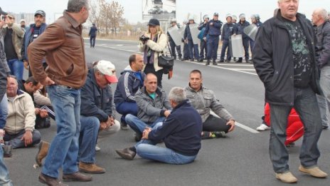 Животновъди на колене. Блокираха границата с Турция