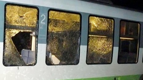 Вандали замеряха с камъни влак на "Подуяне"