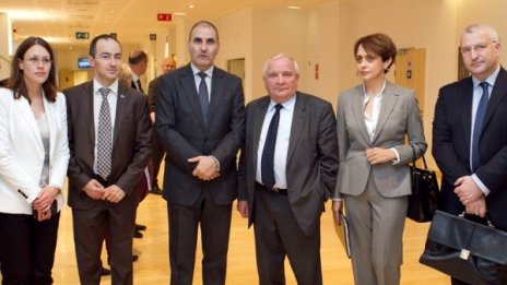 Десните искат ЕНП да осъди сблъсъците пред парламента 