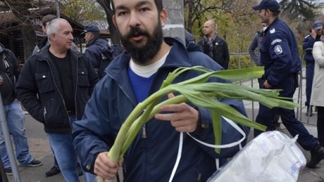 С праз срещу палките. Учителят - протестиращ