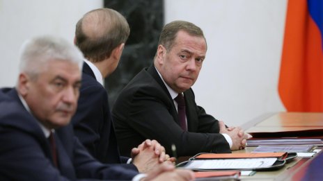Медведев: Западът няма да се спре, за да запази хегемонията
