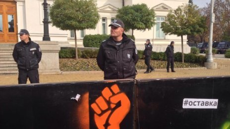 Метални заграждения разделят "Оставка" и "Подкрепа"