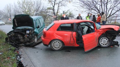 7 души пострадаха при верижна катастрофа 
