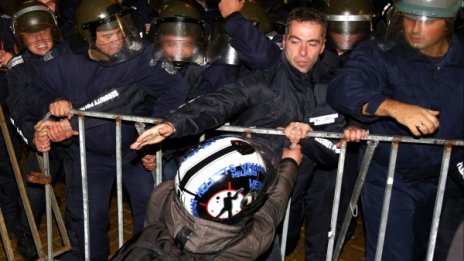 МВР издирва агресивни протестиращи, арестува още 25