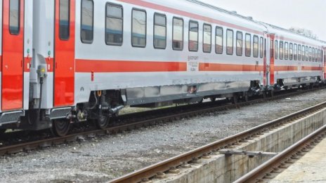 Тежко пострадал мъж е открит на жп линията на гара Казичене