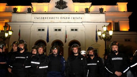 „Извинителни бележки“ за полицаите на протест пред НС  