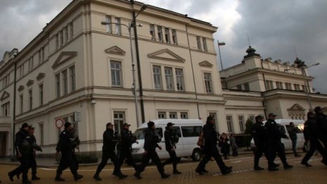 Тъпани и свирки "разбудиха" тишината пред НС