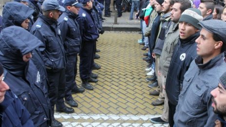 Протестиращи пеят, скандират, полицаи ги следват, мълчат