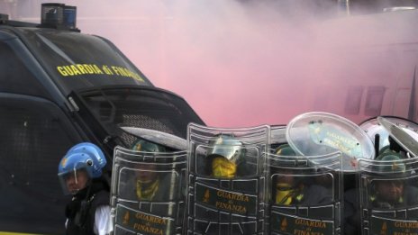 Протести на италиански студенти прераснаха в сблъсъци с полицията