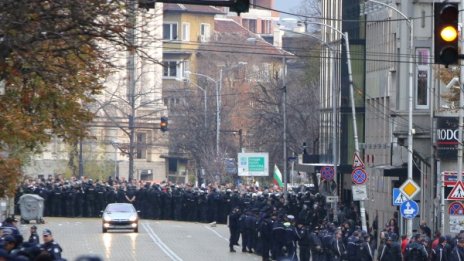 Пълни автобуси и влакове превозват симпатизанти 