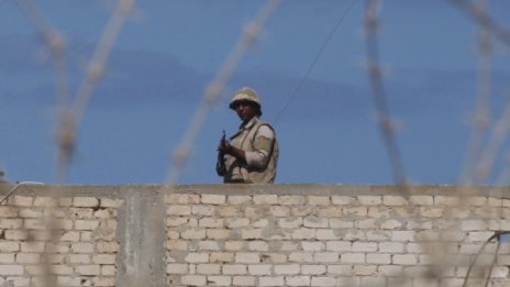 Десетки жертви и ранени при атентат срещу египетски военен автобус 