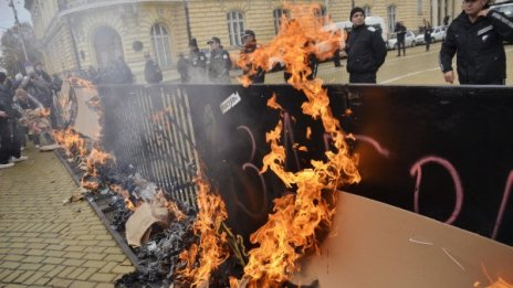 Дим и пушек пред НС, протестиращи палят плакати