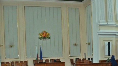 Депутатите решиха платен отпуск за осиновители