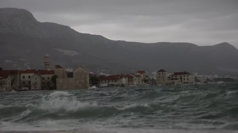 Осемметрови вълни в морето, наводнения в Хърватия ВИДЕО