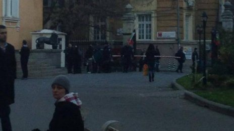 Полицаи на кафе при Ранобудните в Ректората