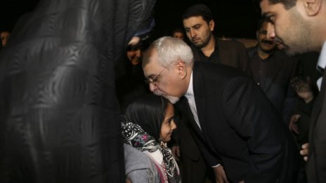 В Иран: Външният министър Зариф заслужава златен медал