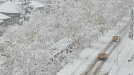 Снежни преспи по метър и половина в Никопол