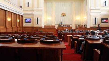 Парламентът събра кворум от третия път 