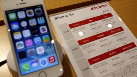 iPhone завладява бавно Япония