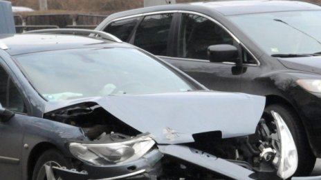 Верижен ад с 6 автомобила запуши Околовръстното