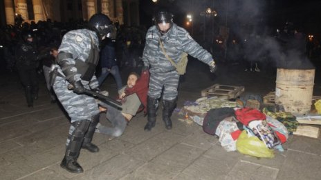 Полицията разпръсна със сила протест в Киев