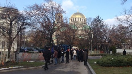 Малка група от тихи протестиращи има пред парламента