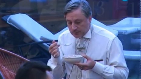Денди сравни Златките с "живи мебели"
