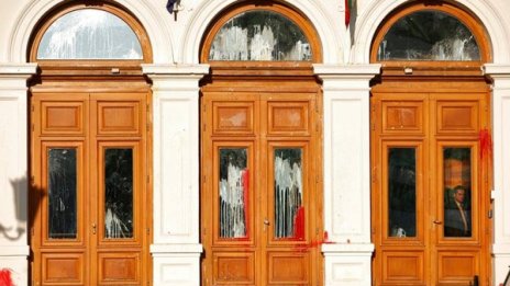 По следите на червената боя – Втора серия