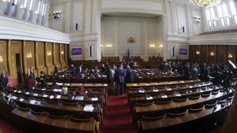 Без почивка - депутати пак заседават извънредно
