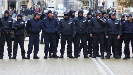 Полицаите остават, съкращават чиновници в МВР