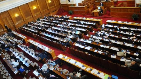 Депутатите намалиха субсидиите на партиите с левче на глас
